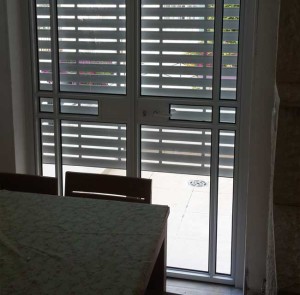 алюминиевые двери на балкон в спальне