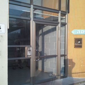 דלת כניסה ללובי מעלית חיפה