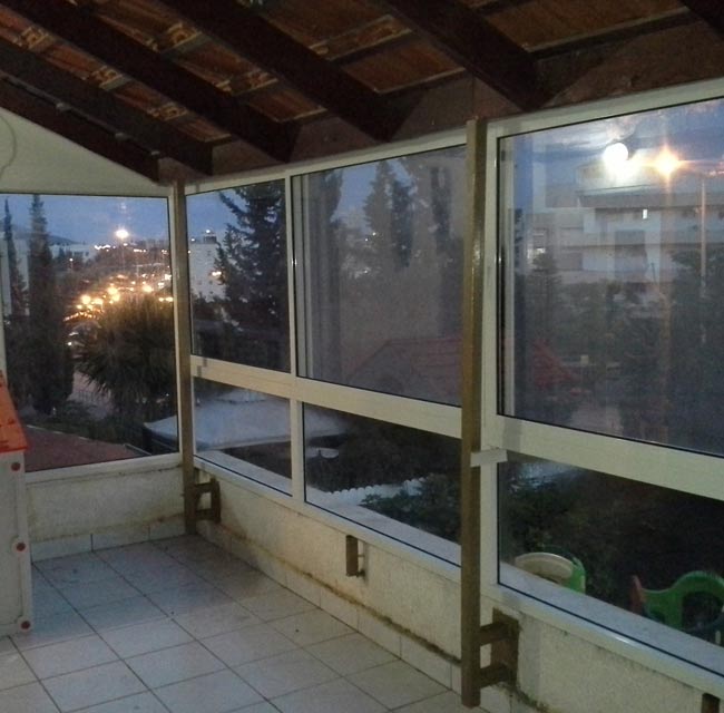 Закрыть балкон от дождя. Закрытие балкона Ташкент. Закрытые балконы в Ингушетии. Махачкала закрытие балкона. Способы закрытия лоджии гибким стеклом.